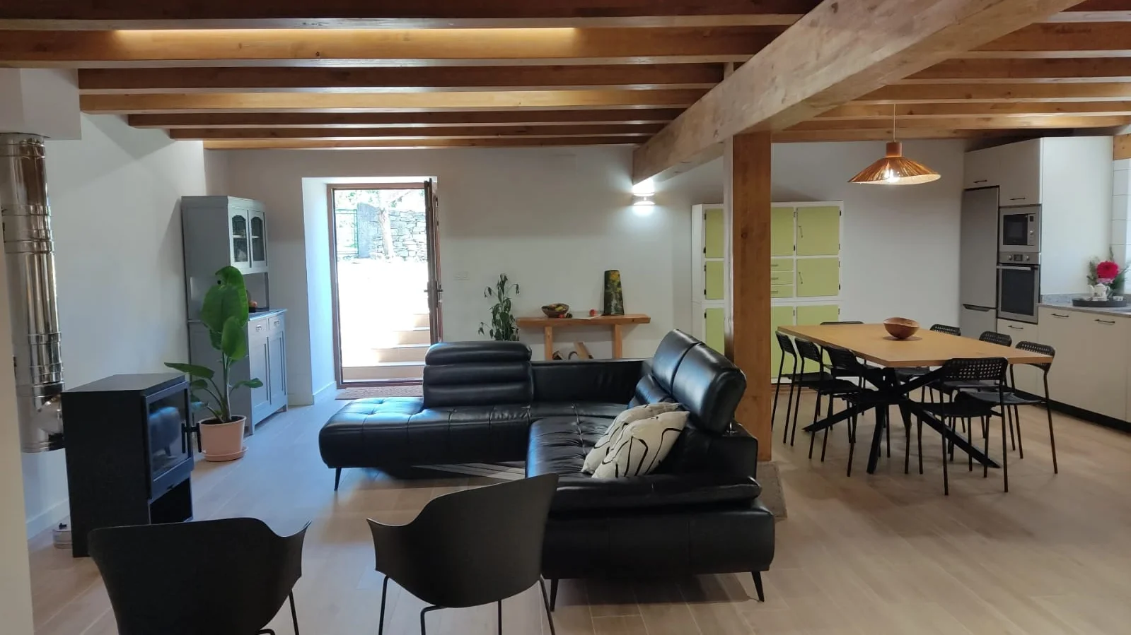 Salón, comedor y cocina de Casa Rural El Pinche