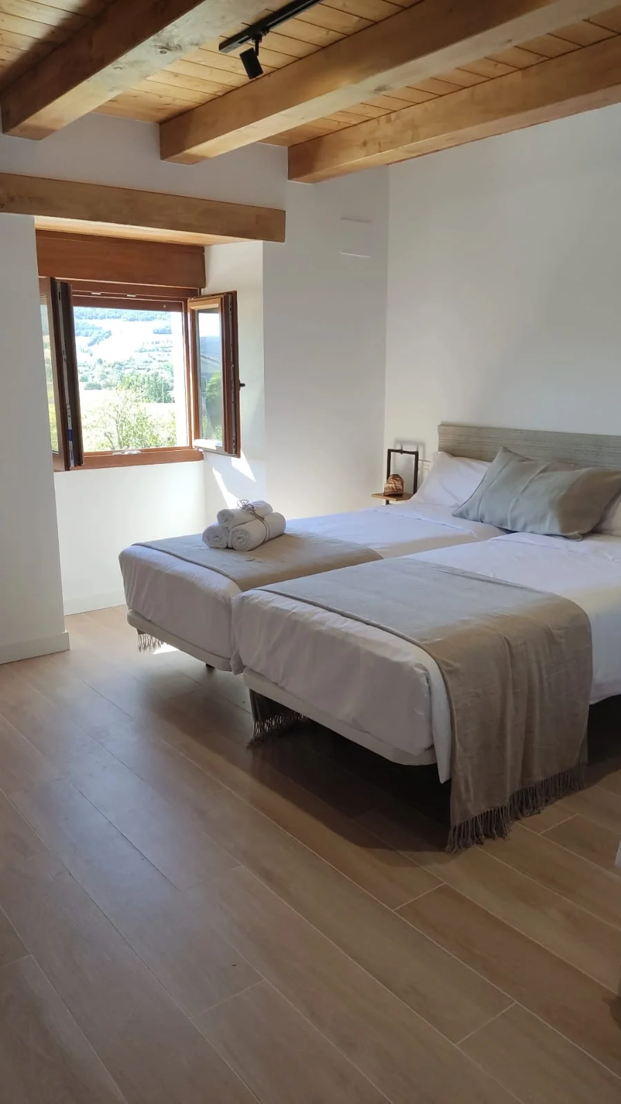 Habitación de Casa Rural El Pinche con vistas al entorno