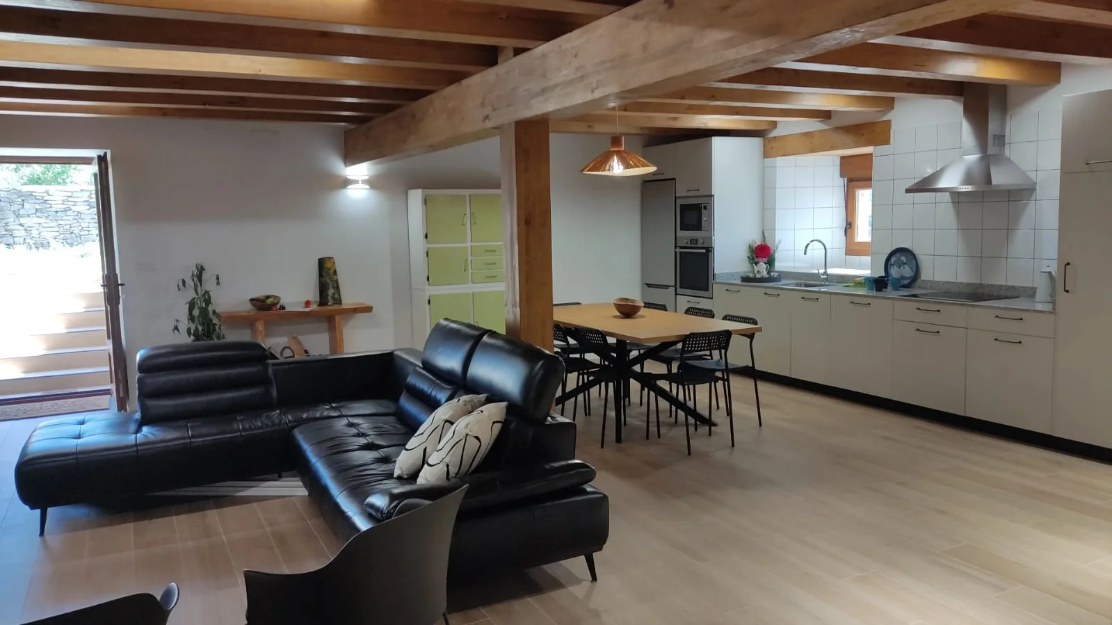 Salón, comedor y cocina de Casa Rural El Pinche