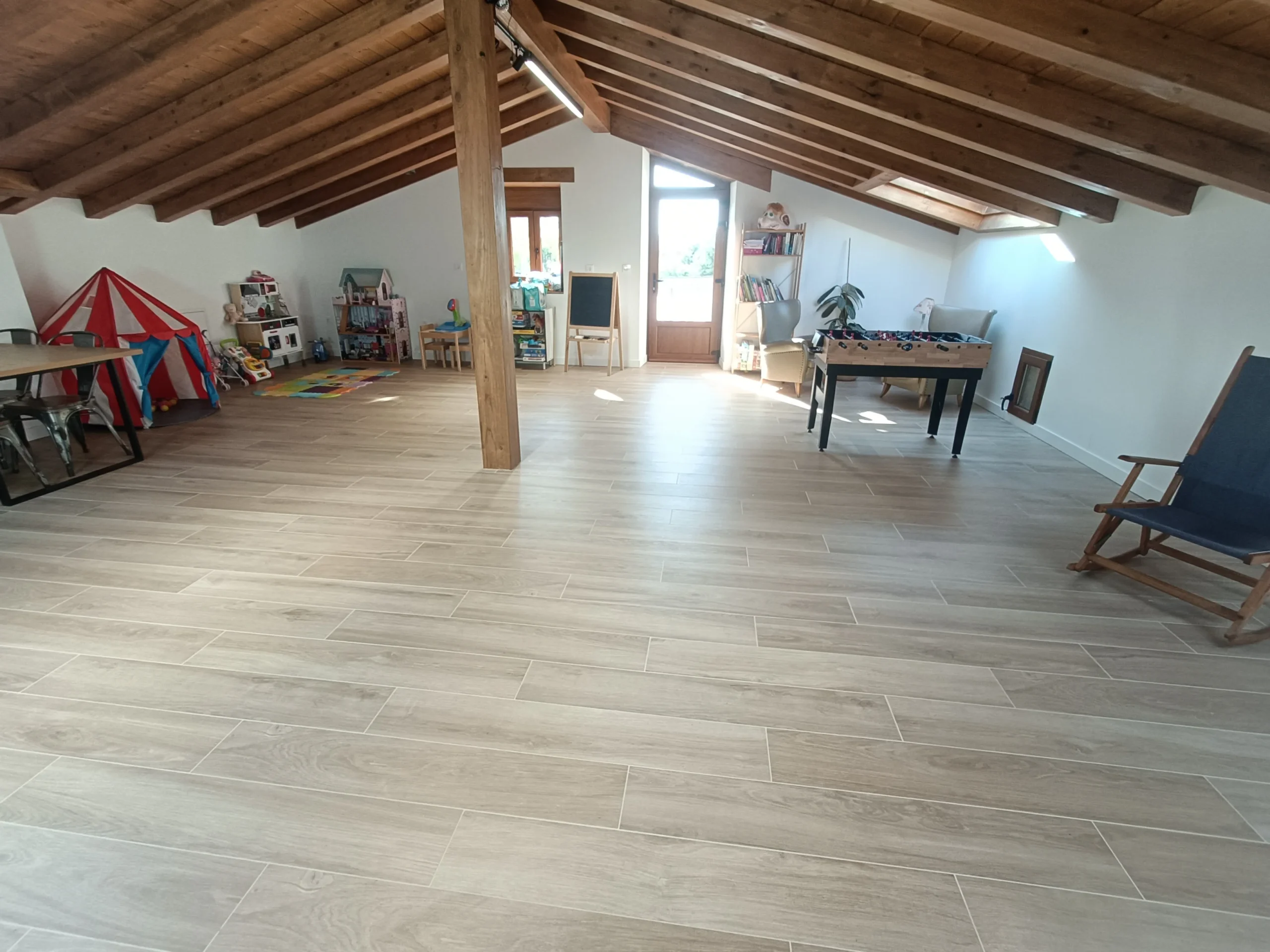 Ático y zona de juegos de Casa Rural El Pinche