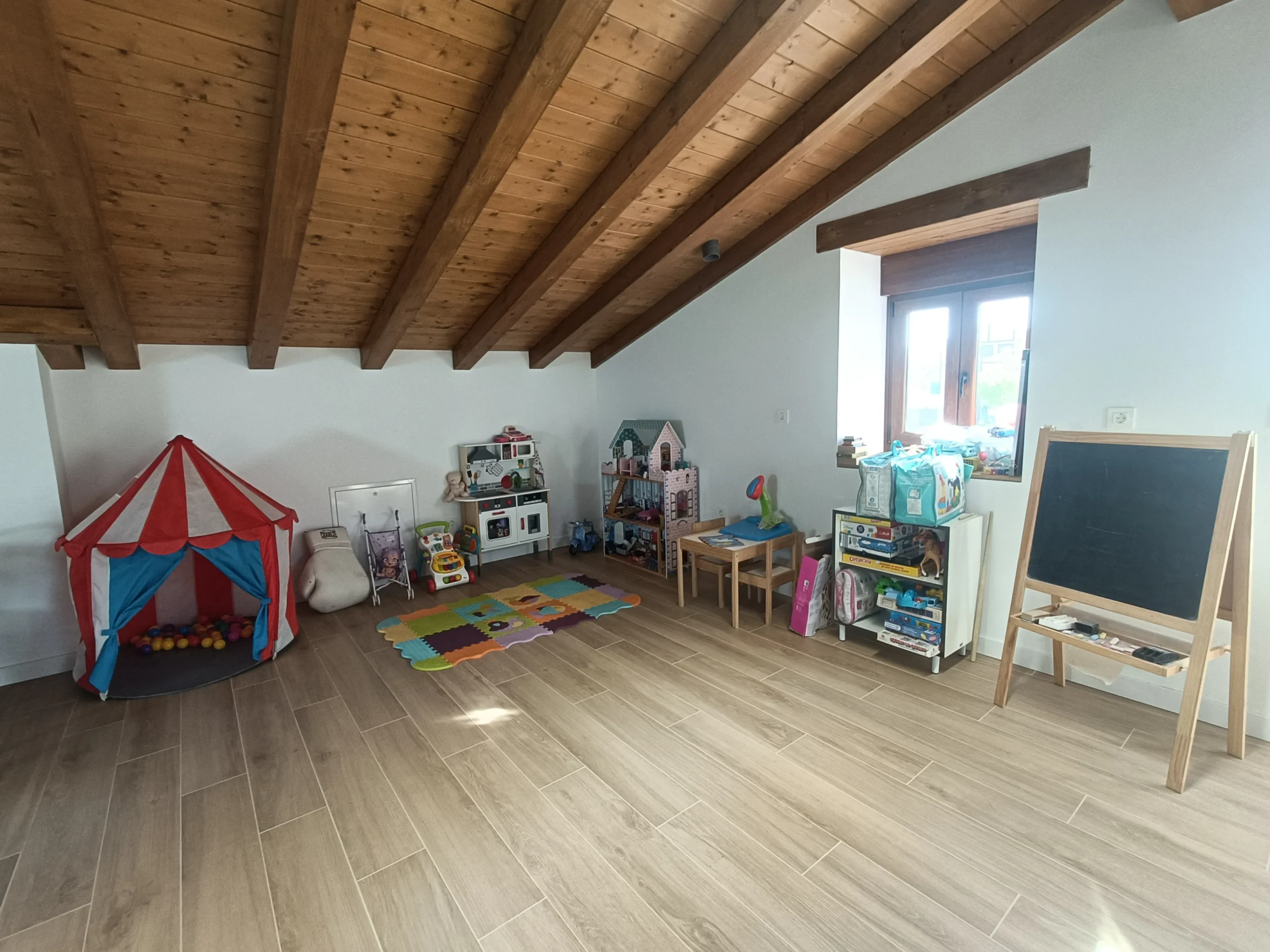 Zona infantil del ático de Casa Rural El Pinche