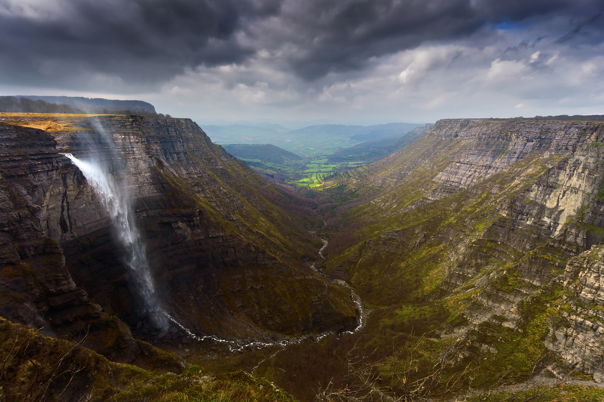 Salto del Nervión y paisaje natural cerca del Valle de Losa
