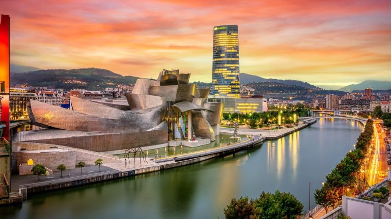 Atardecer en Bilbao Vista del Museo Guggenheim y el río Nervión al atardecer en Bilbao.