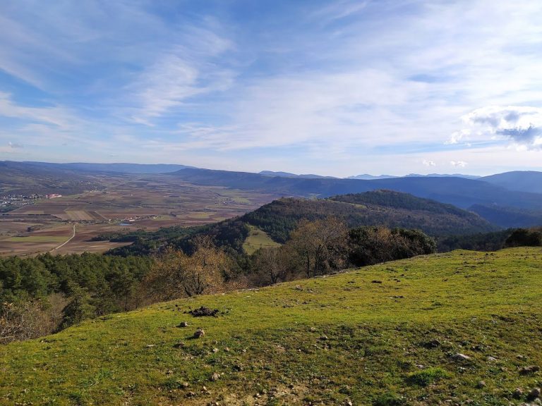 Panorámica desde Alto del guardia Vista panorámica de colinas y valles bajo un cielo azul con algunas nubes.