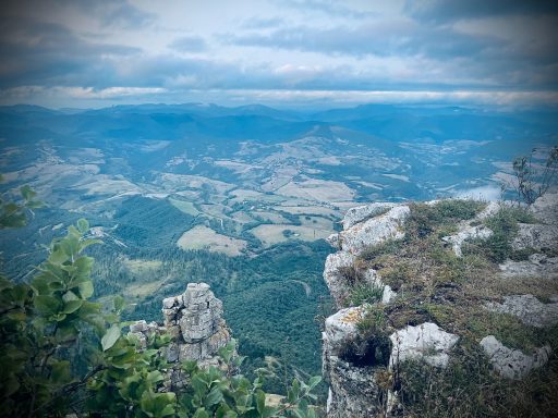 Vista panorámica de un valle montañoso bajo un cielo nublado.